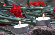 память холокост свечи цветы