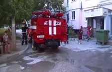 В Бельцах пожарные за несколько минут вызволили хозяина охваченной огнем квартиры