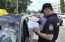 Полиция проверяет наличие лицензий у водителей такси