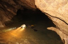 В Таиланде дайвера занимаются спасением детей из подводной пещеры