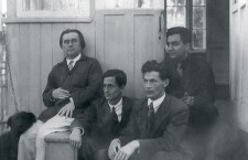 Слева направо — Казимир Малевич, литературовед Владимир Тренин, писатель Теодор Гриц и Николай Харджиев в Немчиновке, 1933 г.